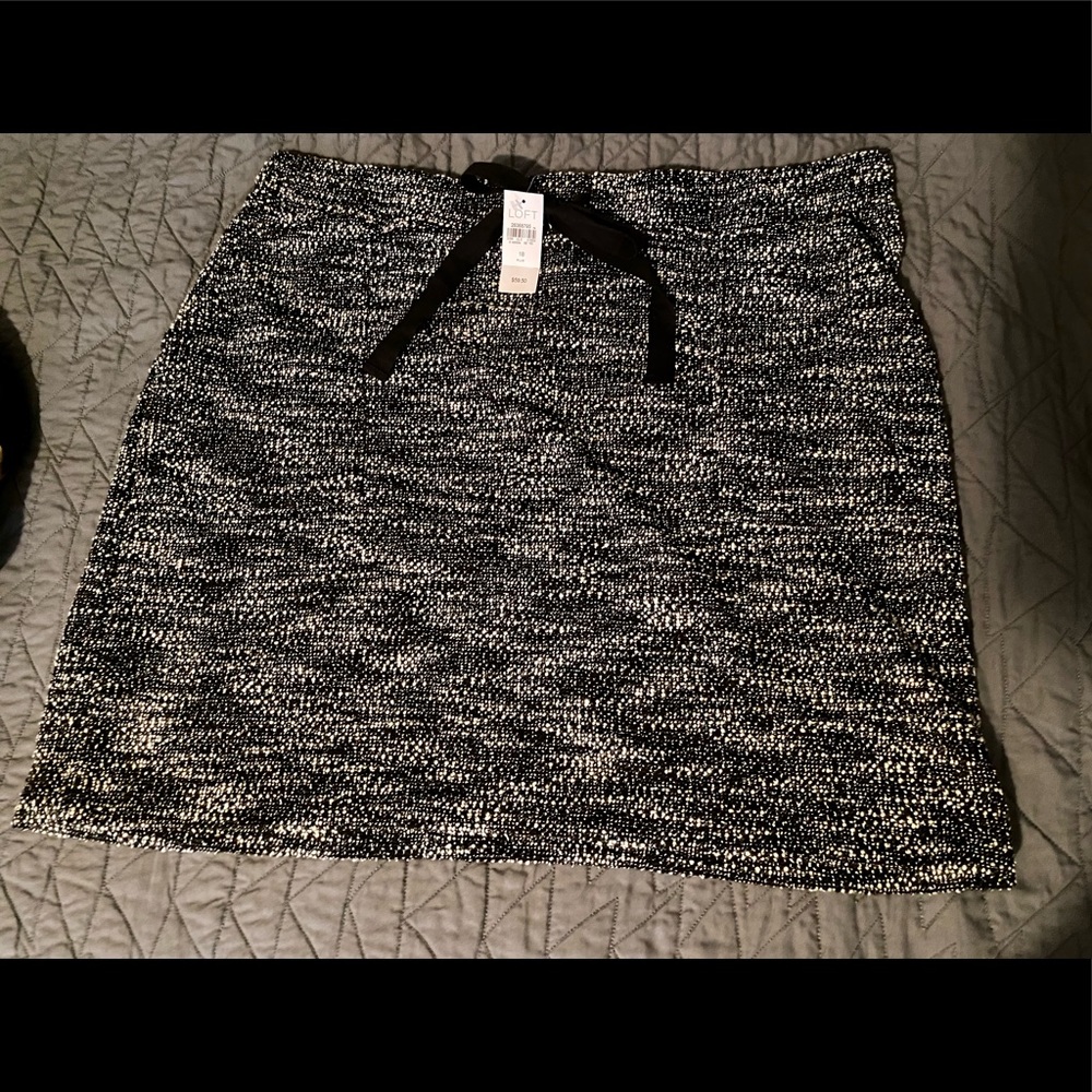 LOFT plus size 18 black & white boucle skirt with pockets!